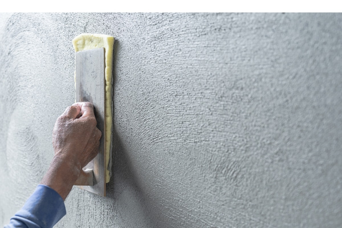 Fassadenputz strukturieren und glätten