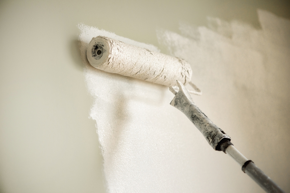 Grundierung für gleichmäßige Farbhaftung auftragen